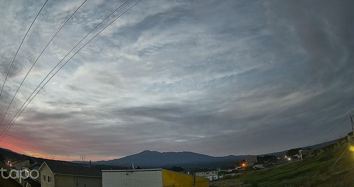 地平線に、赤い帯。空はいちめんのうろこ雲。