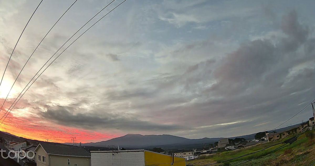 雲の裏が、ぜんぶ桃色に燃えた。