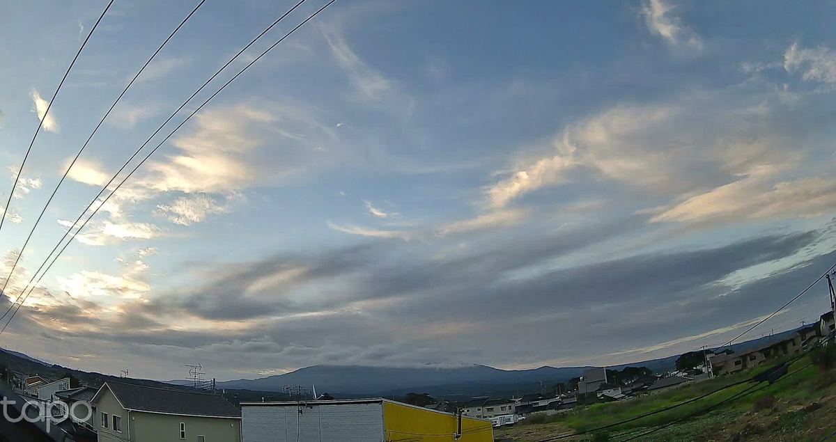 青が勝って、鳥海山に雲の帽子。