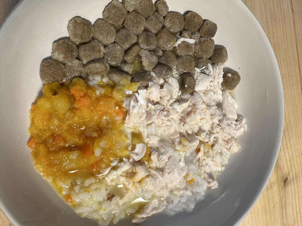 三色ご飯。食べる順は、肉、野菜、カリカリ。