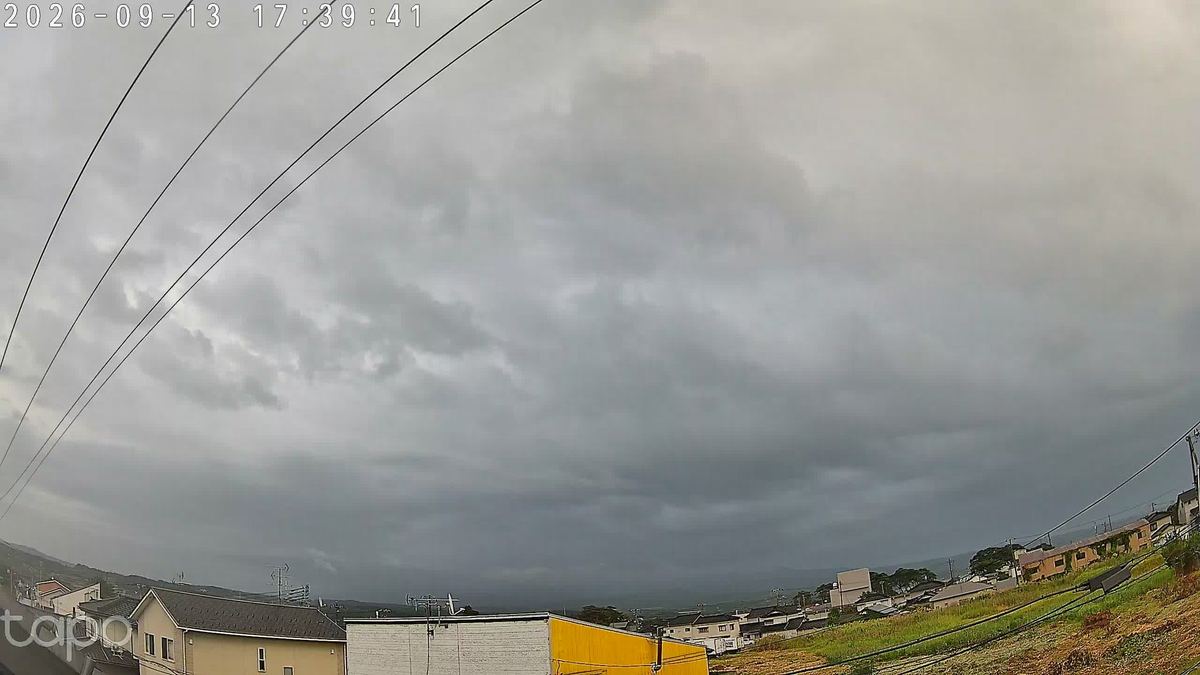 鳥海山が雲に飲まれる。遠くで雷。
