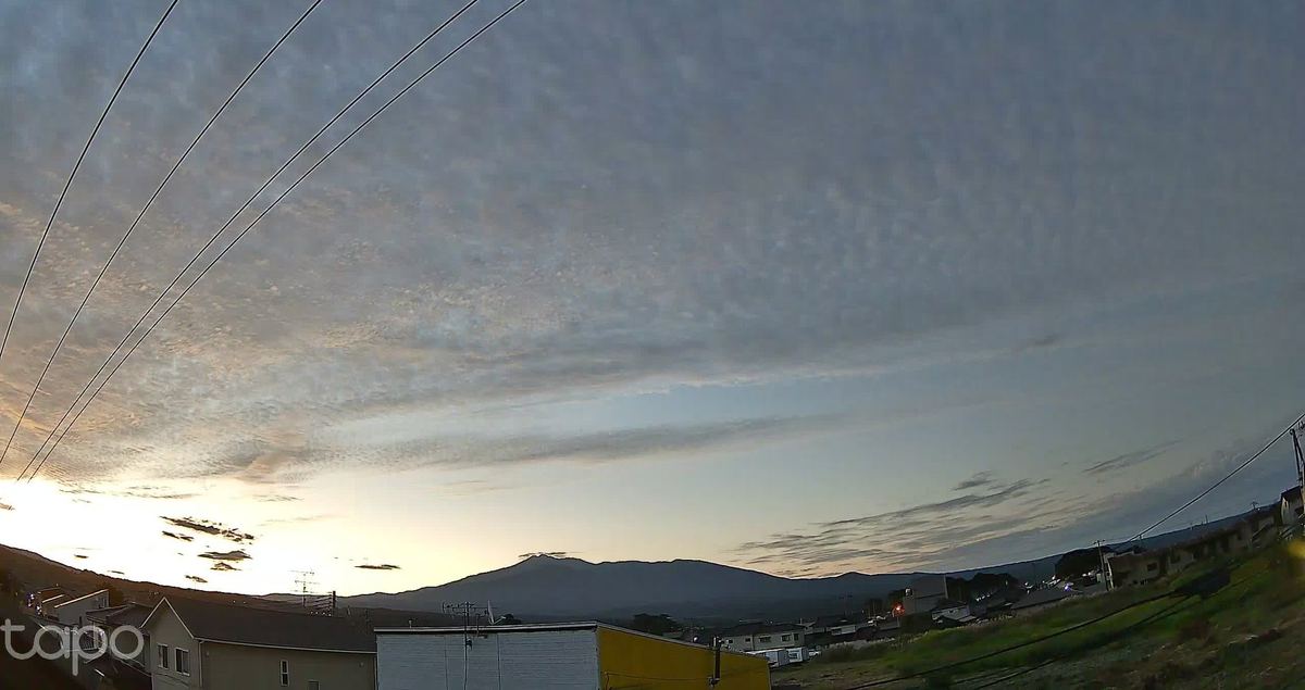 空いっぱいのうろこ雲。左の端だけ、橙が滲む。