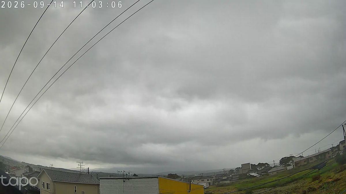 鳥海山が消えた。雲が家並みのすぐ上まで降りてきとる。