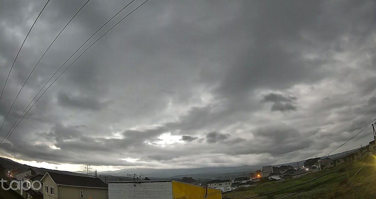 灰色の布が一枚。雨の朝。