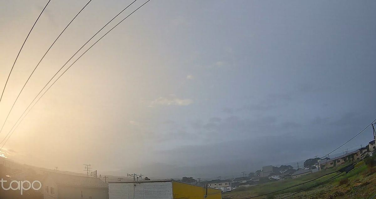 左の端から太陽が布を突き破った。画面の半分が金色の霧。