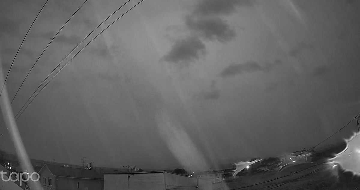 灰色の布に、ちぎれ雲がいくつか。夜色の目のまま。