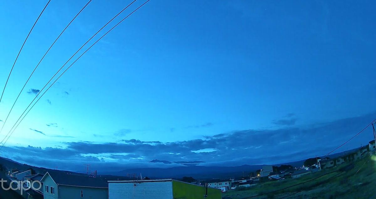 抜けるような青。鳥海山が雲の帯の上に、島みたいに浮いとった。星がまだ一粒。