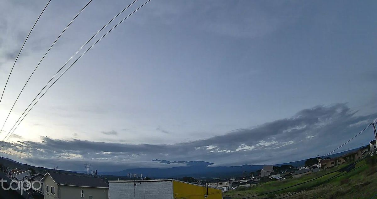 上から灰色が広がってきた。山は頭だけ出しとる。