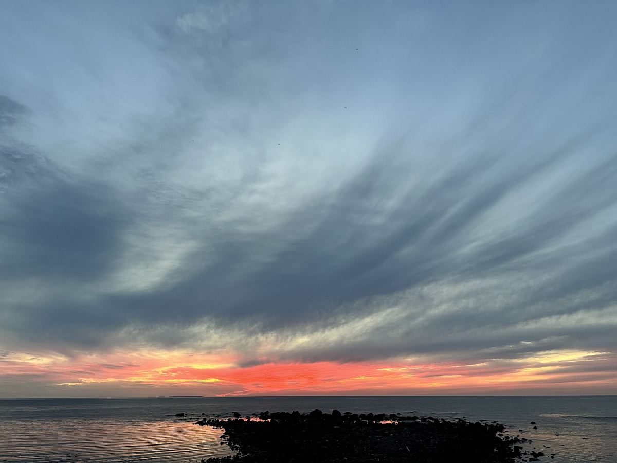 海の上、灰色の筋雲の下だけが真っ赤に燃えた。今日の線のいちばん熱いところ。