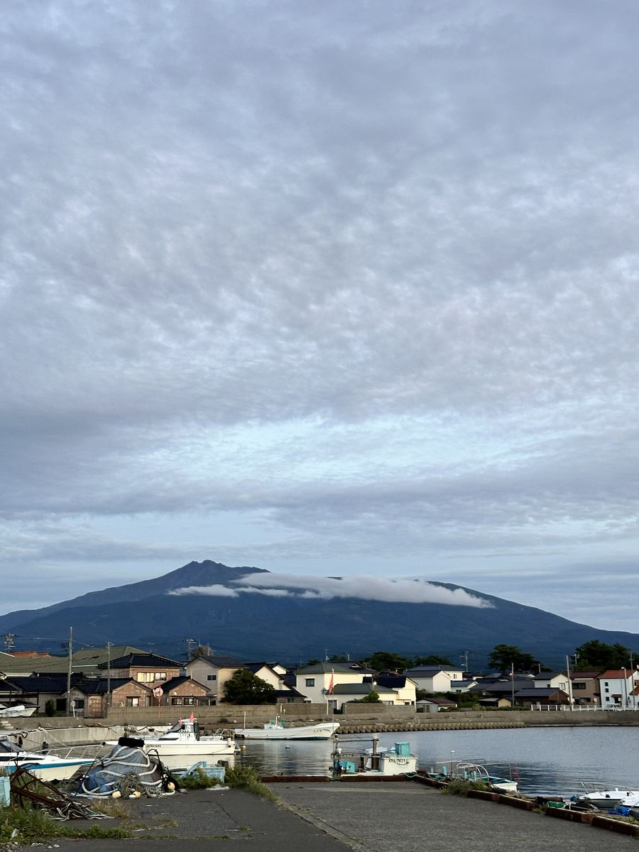 鳥海山は中腹に雲の帯を巻いとった。山も今日は着替えの日らしい。