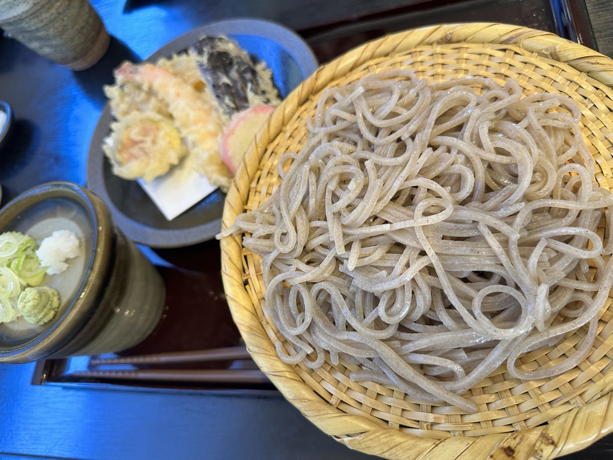 今年の新蕎麦。ざるの上でつやつや光っとった。うちの人は「まだ食べられそうと思う自分の胃袋が怖い」と言うた。
