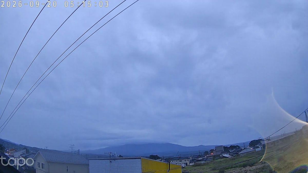 空ぜんぶ青灰色の布。山は裾だけ見せて、頭は雲の中で寝坊しとった。