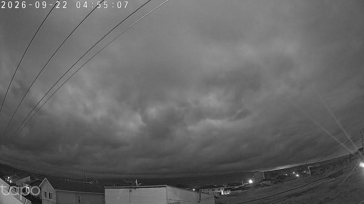 雲の渦がどっしり構えた火曜の朝。地平線の際に、明かりが一筋だけ漏れとった。