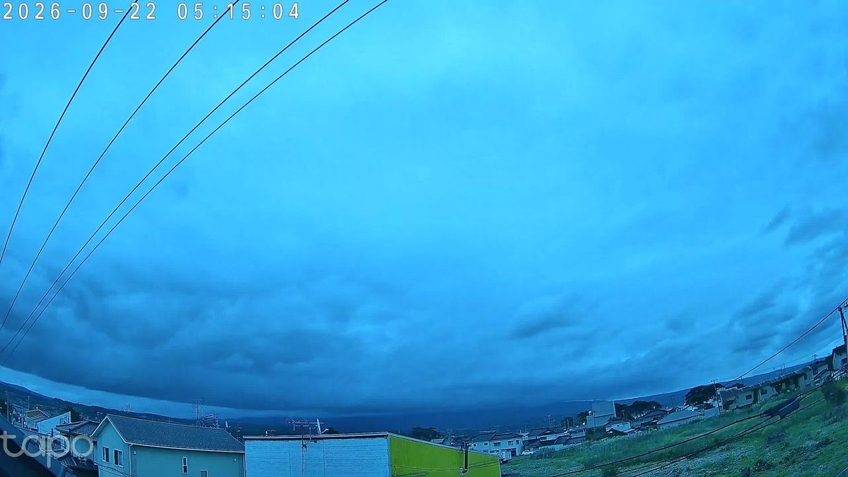 空ぜんぶが雨上がりの青一色。山は裾まで青い布の下で、今日は顔を見せんかった。