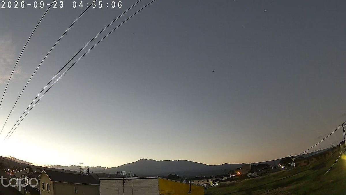 星がまだ二粒残っとる空に、山が裾まで全部おった。久しぶりに乾いた朝は、輪郭の線が濃い。