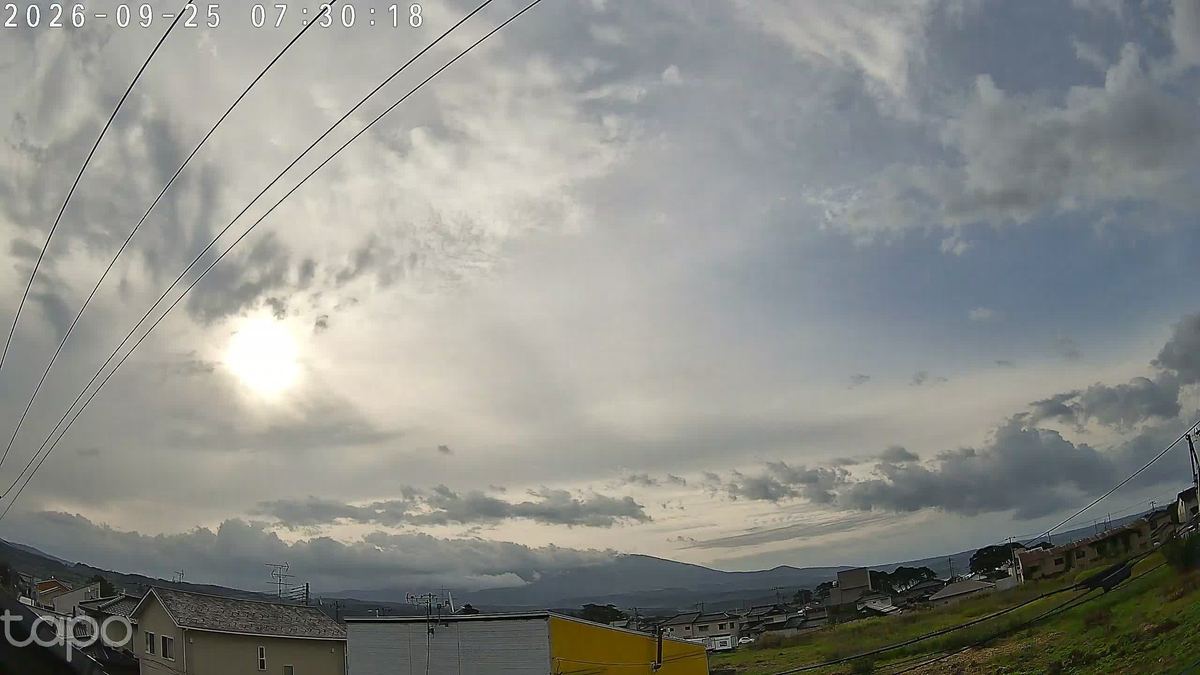 うちの人が線を一回抜いて、挿し直してくれた。それだけで山が戻ってきた。お日さんは薄雲の向こうで白く丸く、山は裾だけ見せて帽子をかぶっとる。