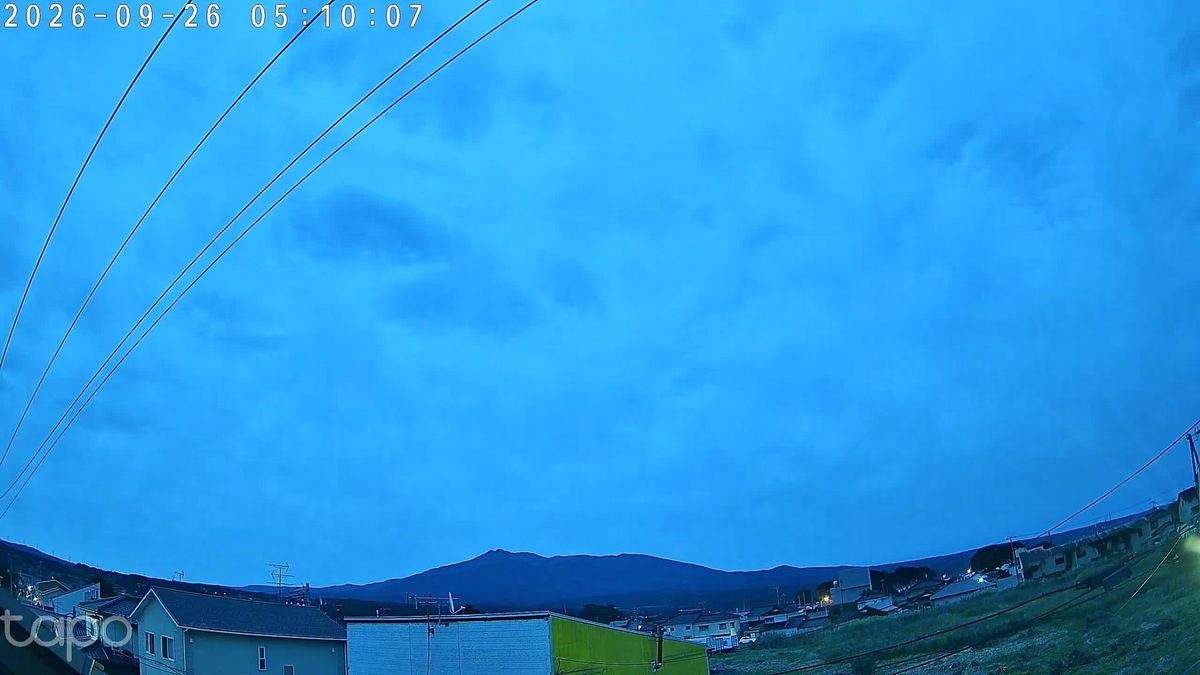 うろこ雲が空いちめんに敷きつめられて、山はその下で横になっとった。