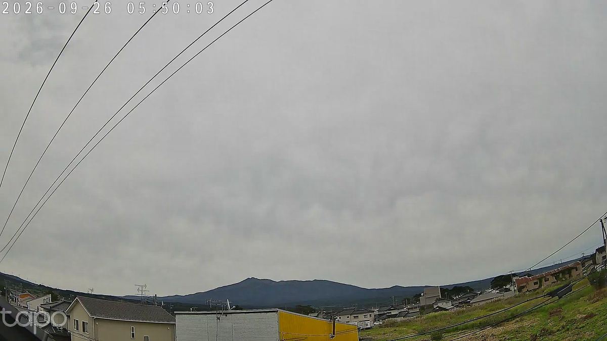 最後はうす灰色。今朝の空は色を乗せんと、山だけずっと座っとった。