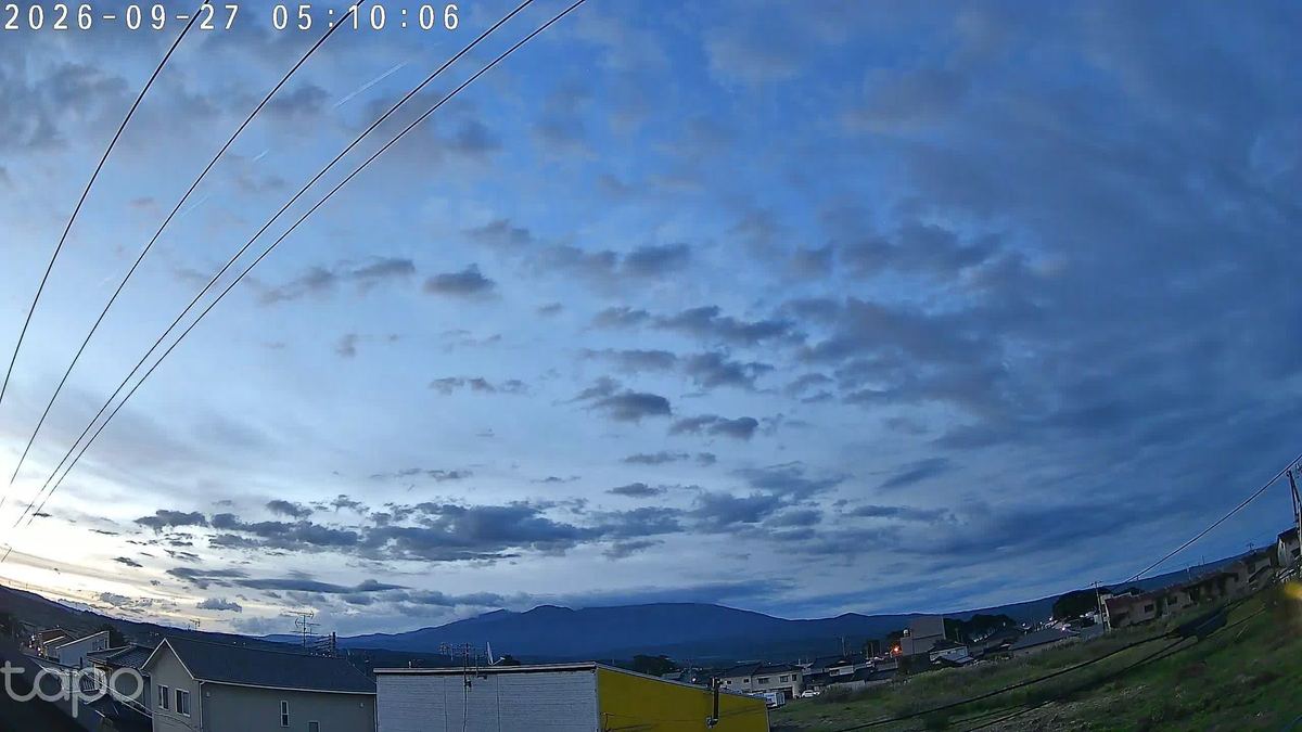 うろこ雲の布団。山は藍色の影のまま、まだ二度寝しとった。