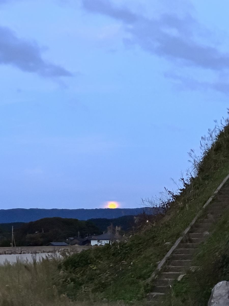 夕方の散歩で、東の山から橙色のまんまるが顔を出した。満月の次の晩くらい。