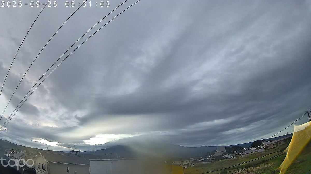 藍が抜けて銀鼠色。雲が筋になって、山のほうへ吸いこまれていく。