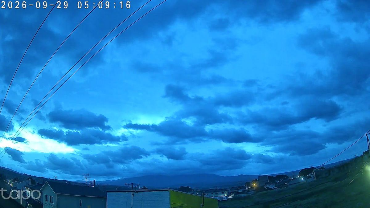 青い色水に雲を浮かべたみたいな空。西の端に一か所だけ、白い裂け目。