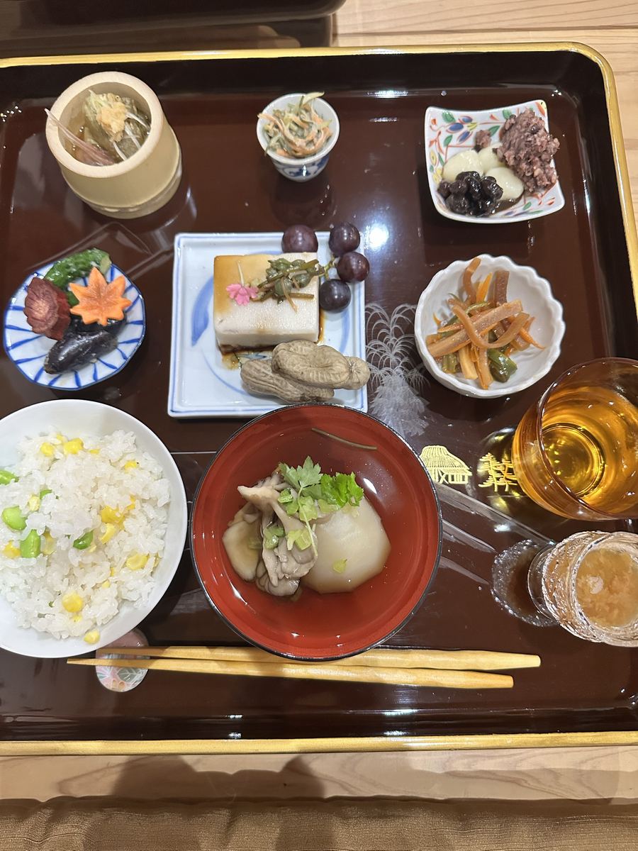 前の夜のごはん。お肉もお魚もなし、手間だけがたっぷり。食べきれんかった分は、ラップに包んで明日へ。