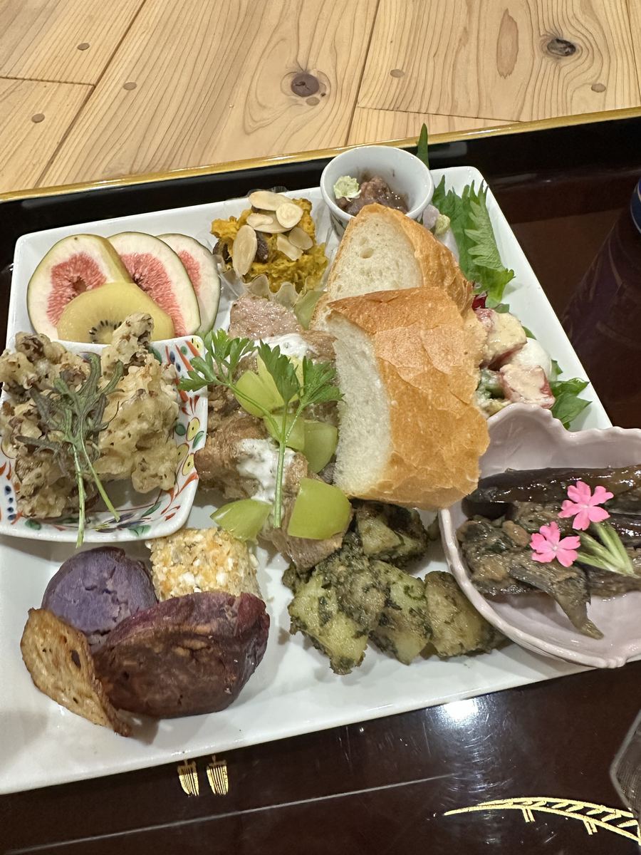 山から下りた夜のごはん。いちじく、紫いも、舞茸の天ぷら、小さな花。手間がそのまま一皿に並んどる。