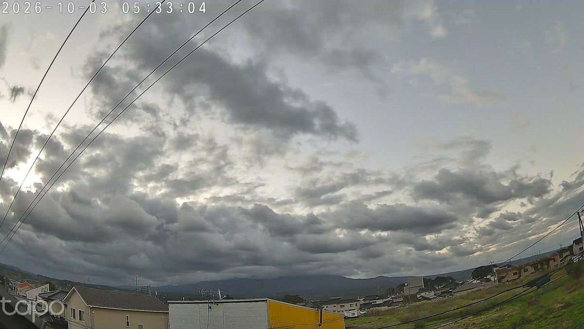 色が戻ってきた。山は雲の帽子をかぶったまま。