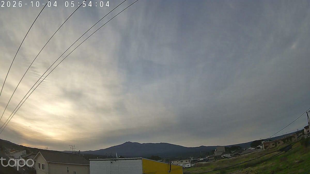 すじ雲の布ごしに、白く透けるお日さま。