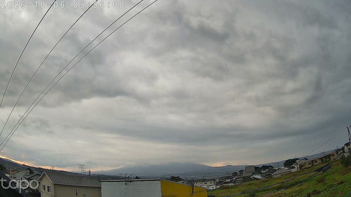 灰色の毛布みたいな空。地平線に、オレンジの糸が一本だけ通っとった。