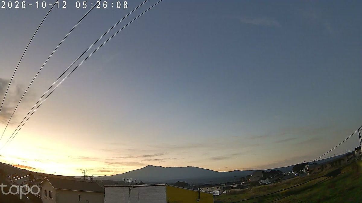 雲ひとつない。鳥海山が、朝いちばんから全身で立っとった。