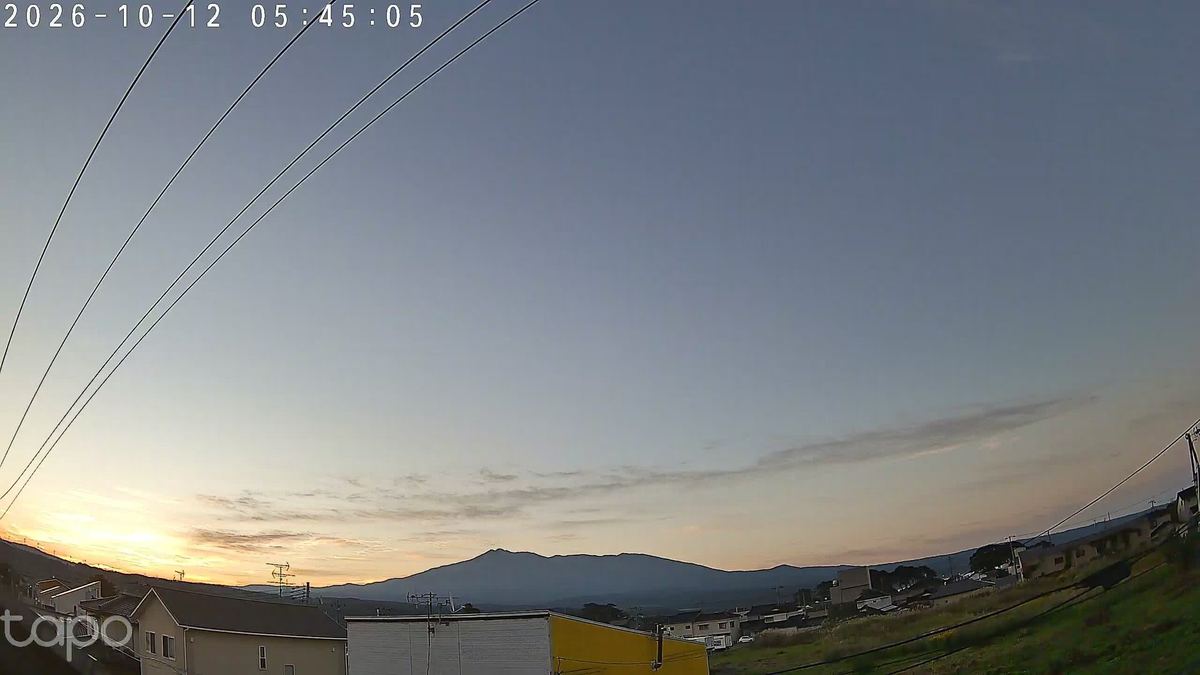 空が水色に変わっていく。山はじっとしたまま。