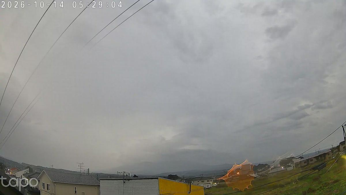 雲の天井が低く降りてきて、山は布団の中。