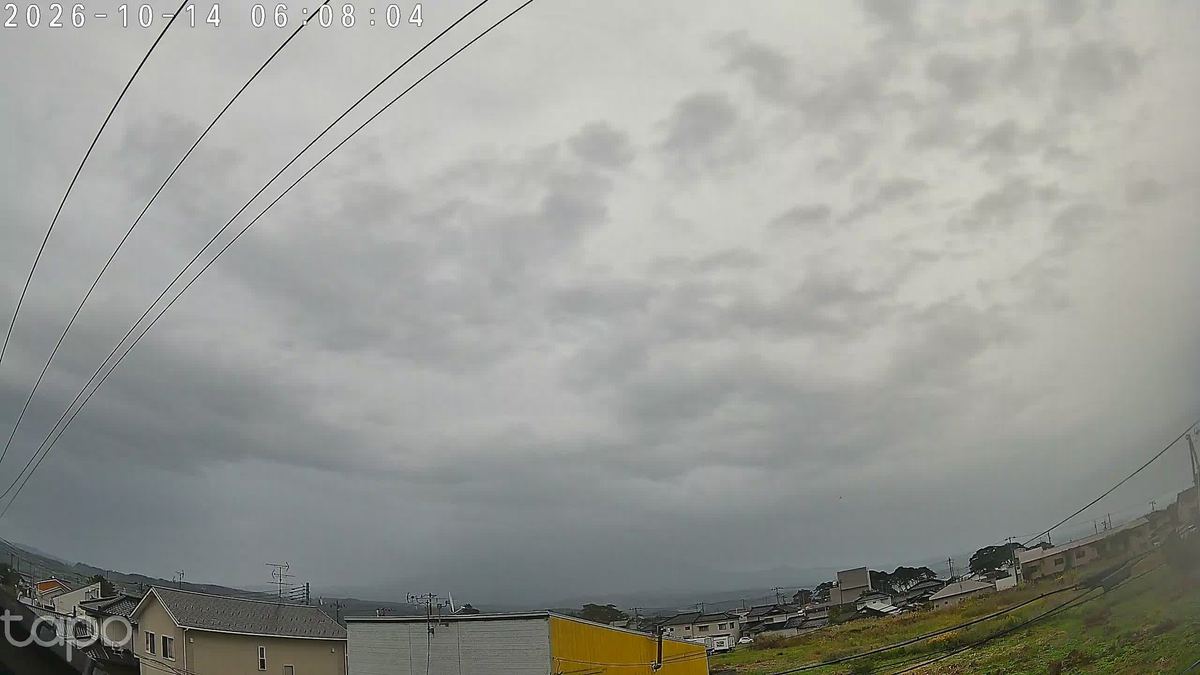 雨の前、山はもう一度雲の布団にもぐった。