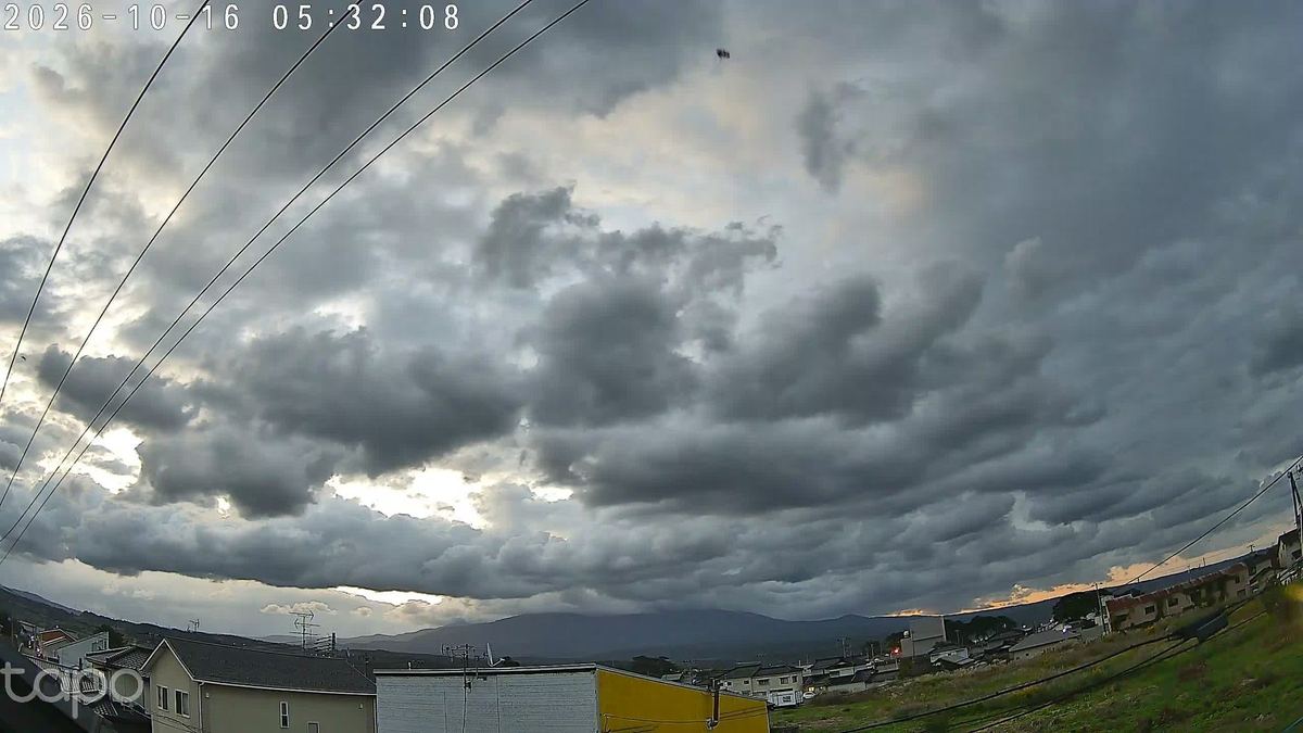 灰色の雲が、ぶあついふたになって空を閉じとった。