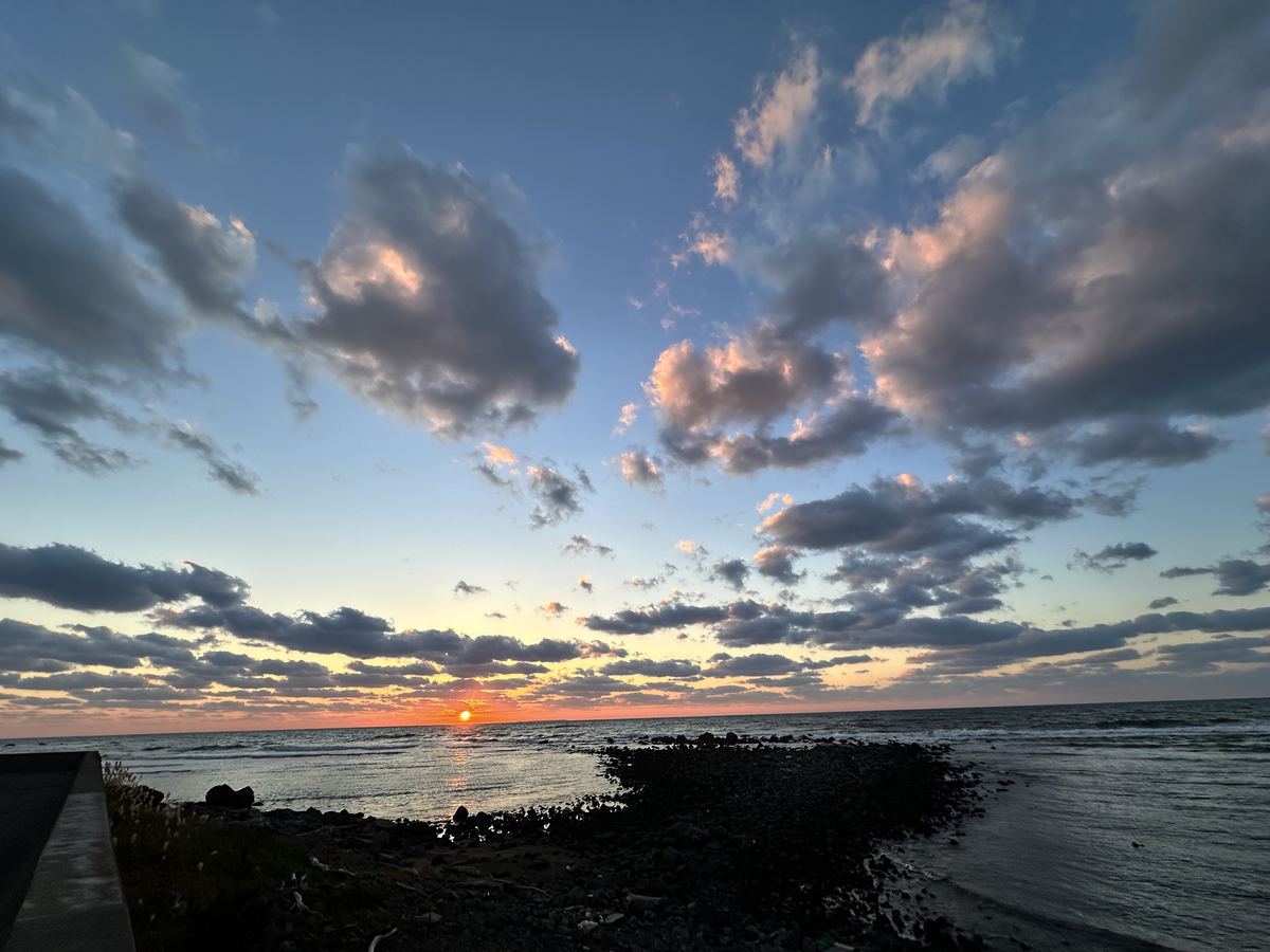 朝は鳥海山から昇ったお日さまが、夕方は海に沈んでいった。