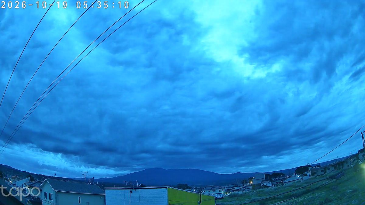 雨の夜明け。山は雲の奥で、じっとしとる。