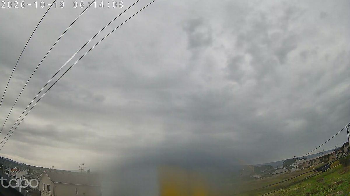 レンズに雨つぶ。山はかくれんぼのまま。