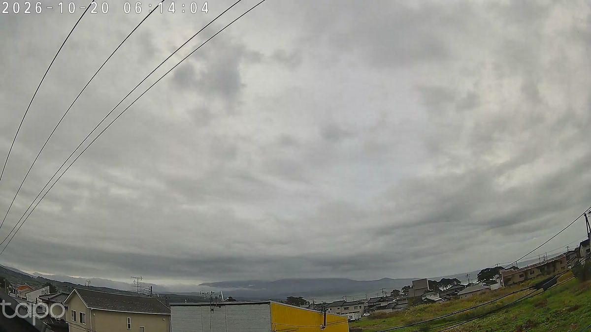雨あがりの灰色。山すそだけ、そっと顔を出した。