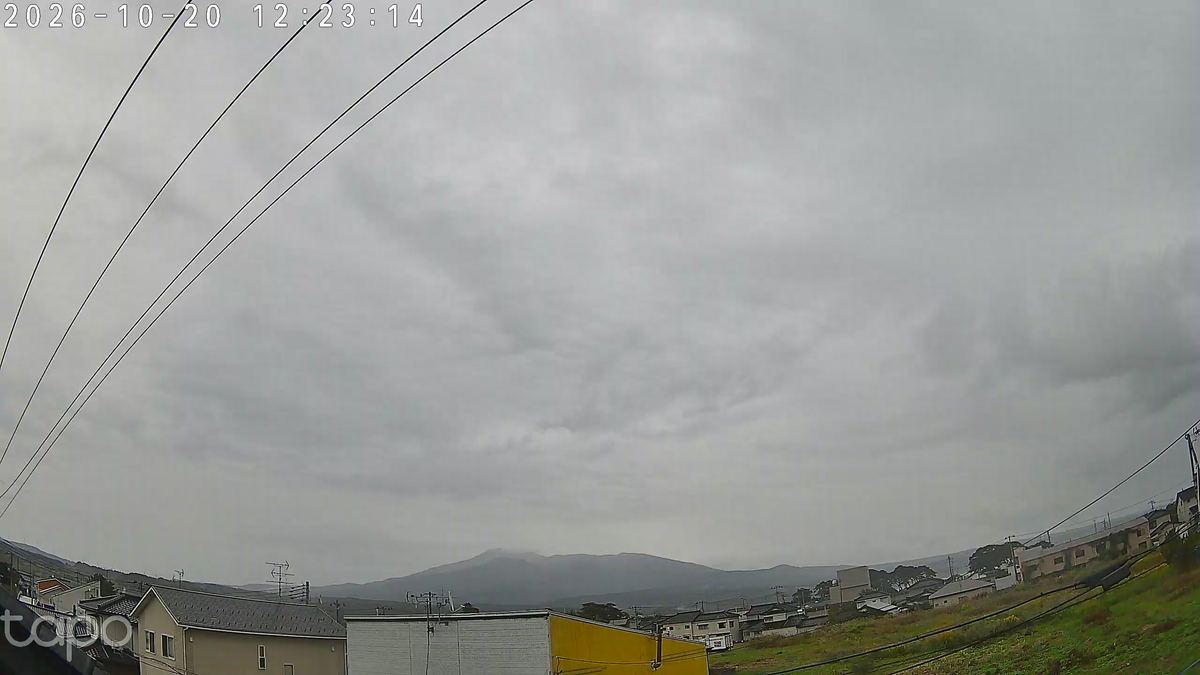 雨音が消えて、山がまるごと顔を出した。十五分だけ。