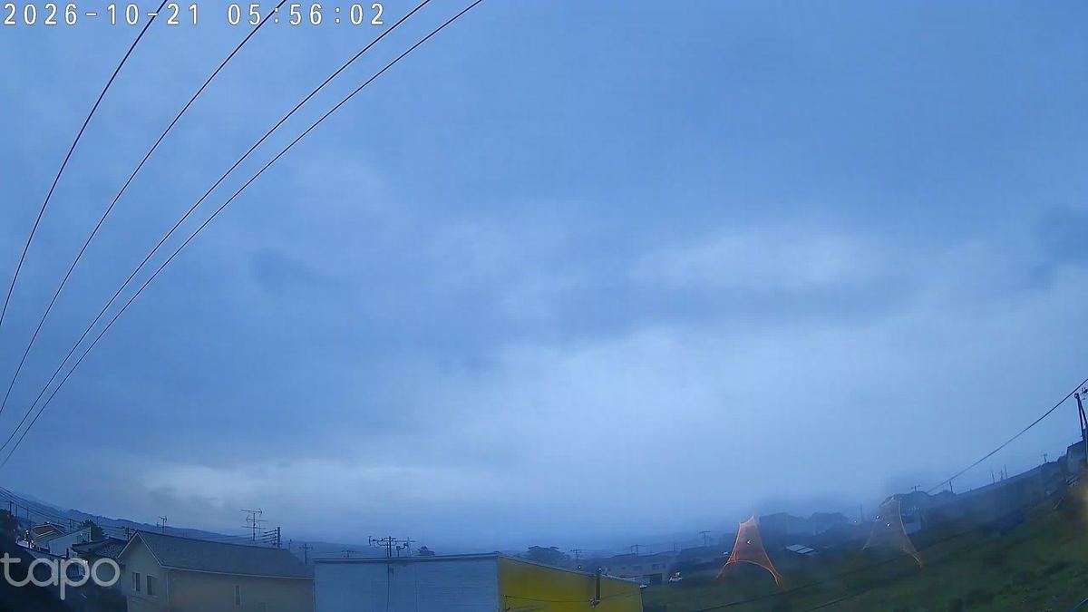 少しだけ明るんで、まだ雨の色。