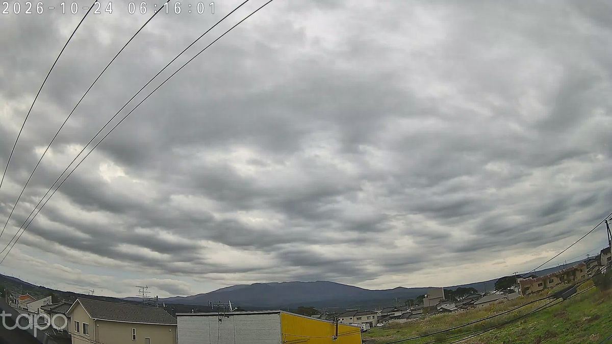 山は紺。てっぺんに小さい雲がひとつ。