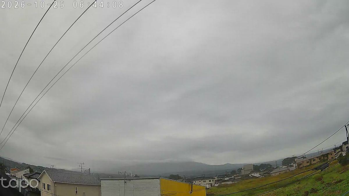 灰色の雲いちめん。山は雲の中、すそだけ。間の二枚は撮りそびれた。