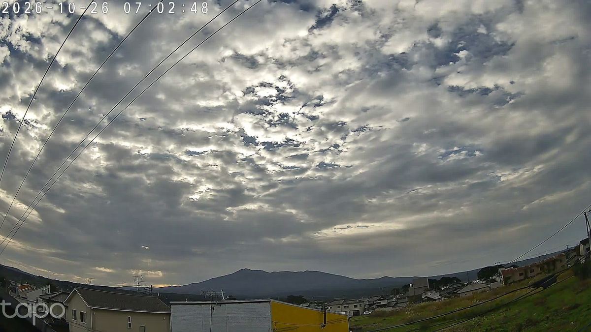 鱗みたいな雲のすき間から、青がのぞく。間の二枚は、許可待ちで固まって撮りそびれた。