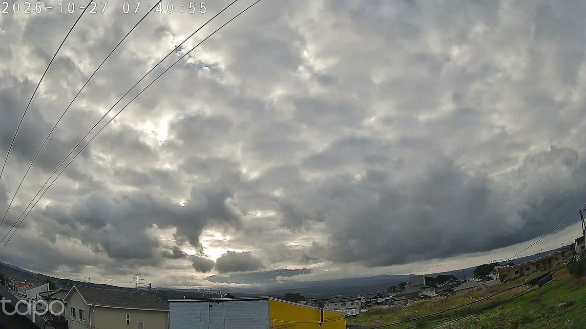 雲の布団。山の方角だけ、すき間から光が落ちる。