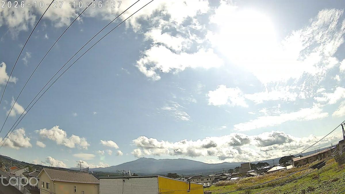 雲がほどけて、青。鳥海山がくっきり。